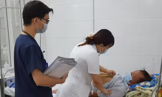 Bác sĩ thăm khám cho bệnh nhân sốt rét “nhập khẩu” từ châu Phi
