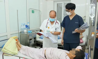 PGS.TS Đỗ Duy Cường khám cho bệnh nhân mắc viêm gan B