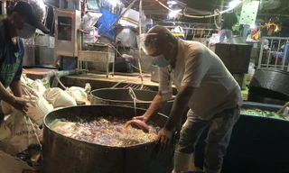 Thương nhân chợ Bình Điền vui mừng được ra chợ. Ảnh: U.P