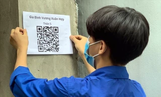 Bạn trẻ xã Sài Sơn, Quốc Oai (Hà Nội) dán mã QR cho hộ dân
