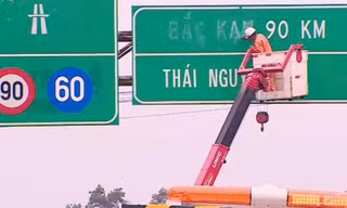 Một biển chỉ dẫn đang được sửa chữa để phù hợp với địa giới hành chính mới, sau khi hai tỉnh Bắc Kạn và Thái Nguyên sáp nhập thành tỉnh Thái Nguyên