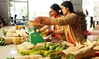 Rau được bọc bằng giấy, giảm thiểu sử dụng bao bì, rác thải nhựa