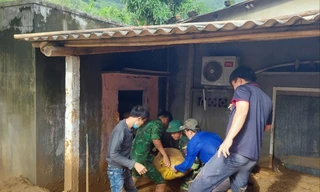 Bộ đội, ĐVTN giúp đỡ người dân khu vực bị sạt lở. Ảnh: T.Đ