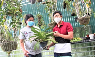 Anh Long (bên phải) giới thiệu vườn lan