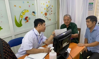 Bác sĩ khám cho bệnh nhân nghèo tại Điện Biên