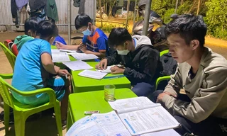 Cứ đêm đến anh Trương Công Triết (31 tuổi, ở xã Bình Phú, huyện Thăng Bình, Quảng Nam) lại trở thành một người thầy tận tâm với các em nhỏ. Ảnh: Loan Nguyễn 