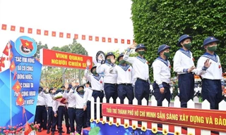 Thanh niên TPHCM lên đường nhập ngũ. Ảnh: Ngô Tùng