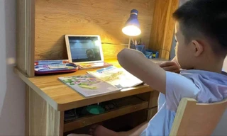Học sinh nhiều địa phương hiện vẫn phải học trực tuyến hoàn toàn