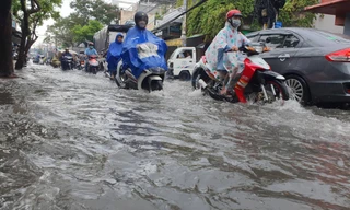 Đường Nguyễn Văn Quá ngập sâu dù đã được nâng cấp. Ảnh: Ngô Bình