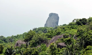 Tương truyền phiến đá trên núi Đá Bia gắn với việc Vua Lê Thánh Tông phân định cương thổ đất nước. Ảnh: Như Ý