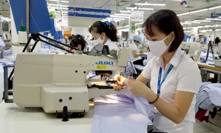 Lao động dệt may đang đối mặt nhiều áp lực về việc làm, thu nhập do đơn hàng xuất khẩu giảm mạnh. Ảnh minh họa: Phạm Thanh