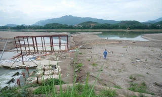 Sông Đà cạn trơ đáy tại đường dẫn nước vào nhà máy nước sông Đà. Ảnh: Hoàng Mạnh Thắng