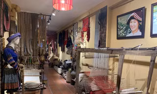 “Chie- Dù pù dù pà” mang một góc Tây Bắc đến Hà Nội. Nhiều sản phẩm do chính bà con dân tộc thêu và may được bày bán tại cửa hàng