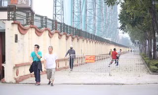 Người dân Hà Nội vui chơi trên vỉa hè tuyến phố Lê Trọng Tấn sau khi lực lượng chức năng dùng rào chắn bảo vệ, chống xe ô tô dừng đỗ. Ảnh: Trường Phong