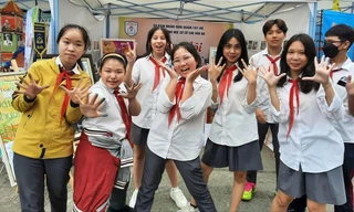 Không dùng điện thoại, giờ giải lao học sinh có nhiều thời gian dành cho bạn bè. Ảnh: NGHIÊM HUÊ