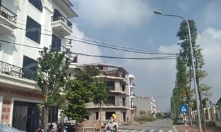 Người dân ở khu dân cư số 3 thuộc Khu đô thị phía Nam thành phố Bắc Giang vẫn phải sử dụng đường điện tạm thời