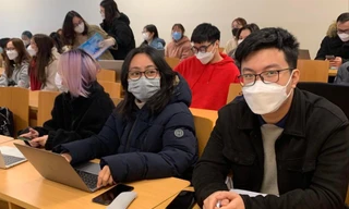 Sinh viên phấn khởi khi được quay lại học trực tiếp. Ảnh: Nghiêm Huê