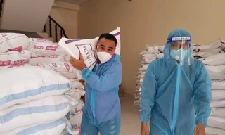 MC Quyền Linh vác gạo tiếp tế cho người dân khó khăn trong mùa dịch