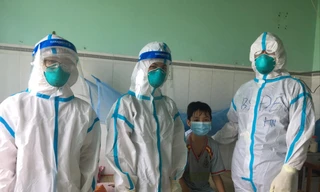 Giảng viên, sinh viên Trường Đại học Y dược, ĐH Quốc gia Hà Nội tại khu điều trị F0