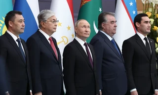 (Từ trái sang) Tổng thống Kyrgyzstan Sadyr Japarov, Tổng thống Kazakhstan Kassym-Jomart Tokayev, Tổng thống Nga Vladimir Putin, Tổng thống Tajikistan Emomali Rahmon và Tổng thống Turkmenistan Serdar Berdymukhamedov dự một hội nghị ở Kazakhstan hồi tháng 10/2022. Ảnh: AP
