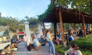 Những ngày cuối tháng 10, người dân nộp hồ sơ đất đai xếp hàng ra tới cổng ở Bộ phận tiếp nhận và trả kết quả hồ sơ huyện Củ Chi, TPHCM