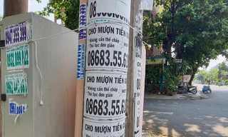 Thông tin cho vay tiền được dán đầy trên cột điện. Ảnh: Hoàng Thuận