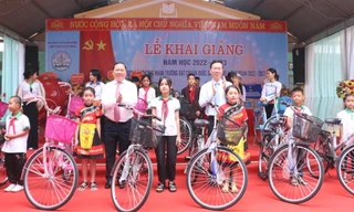 Ông Võ Văn Thưởng, Ủy viên Bộ Chính trị, Thường trực Ban Bí thư (bên phải) và ông Nguyễn Phi Long, Bí thư tỉnh Hoà Bình trao tặng 30 chiếc xe đạp cho học sinh nghèo của Trường nhân dịp Khai giảng năm học mới. Ảnh: Kim Hiền