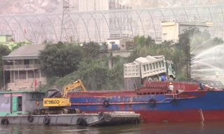 Hoạt động vận tải thủy nhộn nhịp hơn trong mấy năm trở lại đây (tàu đang bốc hàng tại Thanh Liêm, Hà Nam). Ảnh: PV