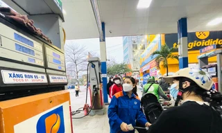 Người dân mua xăng dầu trước thời điểm tăng giá kỷ lục hôm 11/3. Ảnh: Trọng Tài
