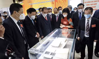 Lãnh đạo Đảng, Nhà nước tham quan triển lãm “Văn hóa soi đường cho quốc dân đi” trong khuôn khổ Hội nghị Văn hóa toàn quốc. Ảnh: Hoàng Mạnh Thắng