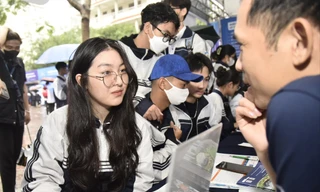 Thí sinh tìm hiểu thông tin tuyển sinh năm 2024. Ảnh: Diệp An