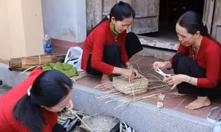 Chị em HTX Cau Xanh Xứ Quảng đang làm các sản phẩm thủ công từ mo cau