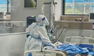 Bệnh nhân nặng tại BV Điều trị người bệnh COVID-19. Ảnh: Thái Hà