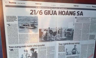 Một trang báo Tiền Phong được Nhà trưng bày sưu tầm và đưa vào tư liệu báo chí về chủ quyền biển đảo. Ảnh: Nguyễn Thành