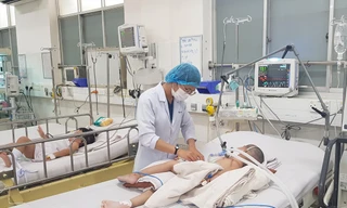 Thiếu vắc xin là nguyên nhân trực tiếp khiến nhiều loại bệnh nguy hiểm ở trẻ gia tăng. Ảnh: Vân Sơn