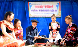 Bạn trẻ tham gia gìn giữ và phát huy văn hóa truyền thống (Trong ảnh là hoạt động đưa văn hóa truyền thống vào trường học ở huyện Mèo Vạc, Hà Giang). Ảnh: Xuân Tùng