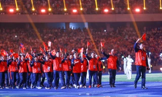 Đoàn Thể thao Việt Nam diễu hành tại lễ bế mạc SEA Games 32. Ảnh: Bùi Lượng