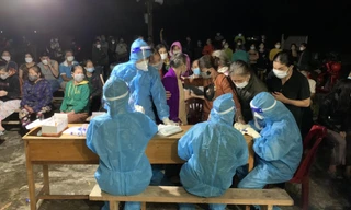 Ngành Y tế Quảng Bình thực hiện việc lấy mẫu, truy vết cả ngày lẫn đêm để ngăn chặn dịch lây lan