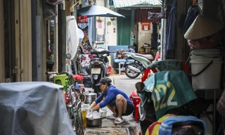 Do nhà quá chật hẹp, các hộ dân dọn hẳn bếp ra đường. Ảnh: Duy Anh