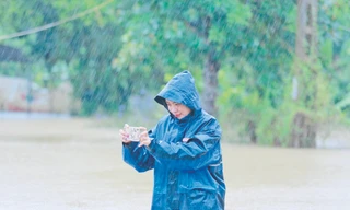 Tác giả trong lần tác nghiệp mưa lũ tại Hà Tĩnh