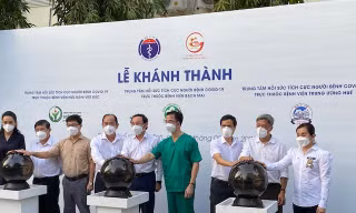 GS Nguyễn Quang Tuấn trong một sự kiện khánh thành các trung tâm y tế chống dịch COVID-19