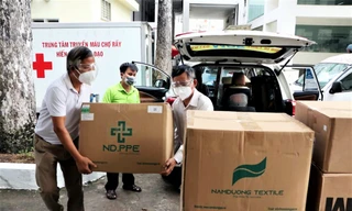 Nhà báo Đại Dương (trái) đại diện báo Tiền Phong cùng Tổng công ty Điện lực miền Nam hỗ trợ trang thiết bị y tế cho Bệnh viện Chợ Rẫy trong những ngày cao điểm chống dịch