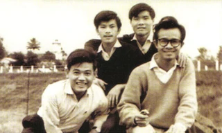 Trịnh Công Sơn (bìa phải) khi mới tốt nghiệp Trường Sư phạm Quy Nhơn năm 1964. Ảnh tư liệu