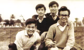 Trịnh Công Sơn (bìa phải) khi mới tốt nghiệp Trường Sư phạm Quy Nhơn năm 1964. Ảnh tư liệu