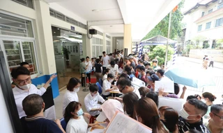 Phụ huynh chen lấn, xếp hàng mua hồ sơ tuyển sinh lớp 10 cho con tại Hà Nội năm 2023. Ảnh: Trọng Tài