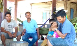 Ông Ksor Bắp (thứ hai từ trái qua) đi vận động người dân không nghe lời của Fulro