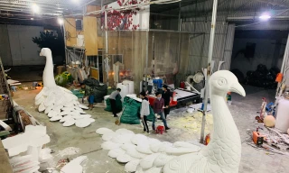 Xưởng điêu khắc xốp của chị Thà