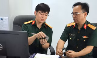 Thiếu tá, TS. Nguyễn Văn Hưng (bên trái), giảng viên Bộ môn Vũ khí - khoa Vũ khí trao đổi với đồng đội về tính năng của mẫu dao - súng tích hợp cho lực lượng đặc nhiệm
