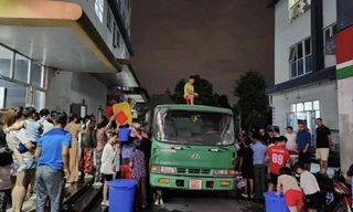Người dân KĐT Thanh Hà phải lấy nước từ xe stec trong đợt khủng hoảng nước sạch năm 2023