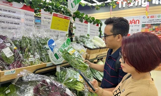 Người tiêu dùng quét mã QR trên “tick xanh trách nhiệm” để soi nguồn gốc thực phẩm Ảnh: U.P